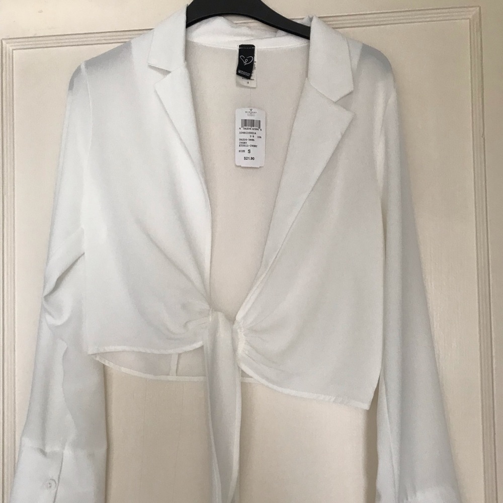 Windsor’s white tie shirt